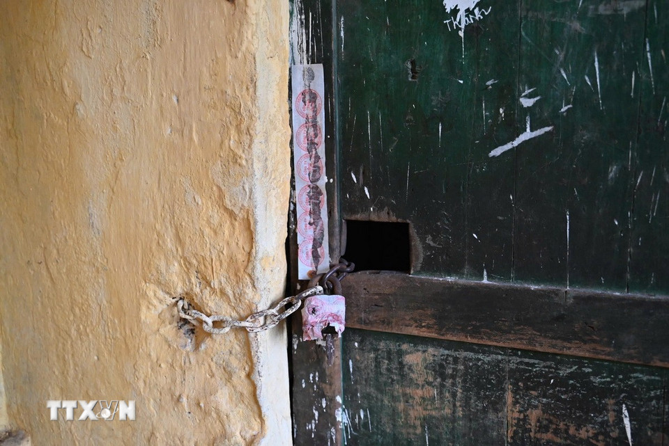 Khu tập thể Nghĩa Đô, quận Cầu Giấy xuống cấp nghiêm trọng, nhiều căn hộ được niêm phong khi người dân đã di chuyển sang nơi khác. (Ảnh: Lương Hiếu/ TTXVN phát)