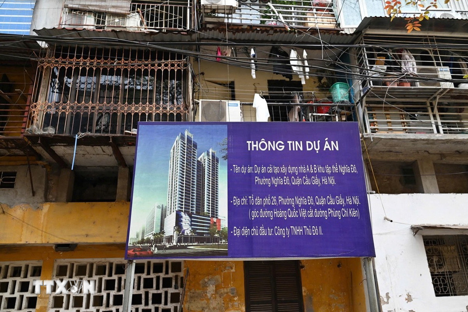 Khu tập thể Nghĩa Đô gồm 5 tầng với hai dãy A và B nằm trên đường Phùng Chí Kiên (phường Nghĩa Đô, quận Cầu Giấy) được đưa vào sử dụng từ năm 1976. (Ảnh: Lương Hiếu/ TTXVN phát)