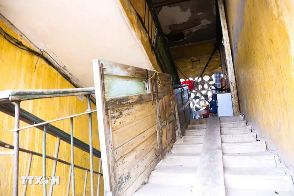 Người dân phải dùng các cửa gỗ che lỗ hổng trên cầu thang lên xuống tại khu chung cư Ngọc Khánh. (Ảnh: Ngọc Anh/TTXVN phát)