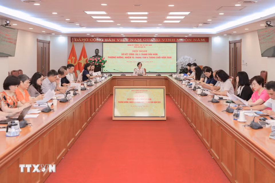 Quang cảnh hội nghị sơ kết 6 tháng đầu năm và triển khai phương hướng, nhiệm vụ 6 tháng cuối năm 2026 của Ban Chỉ đạo 35 về bảo vệ nền tảng tư tưởng của Đảng, đấu tranh phản bác quan điểm sai trái, thù địch của TTXVN. (Ảnh: Phan Phương/TTXVN)