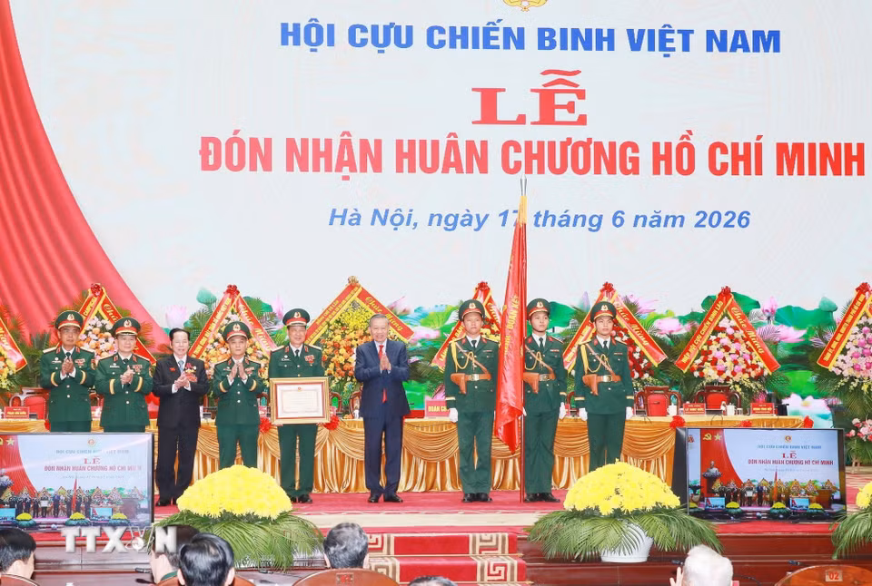 Bet8801234.com cá cược độc quyền, Chủ tịch nước Tô Lâm trao tặng Huân chương Hồ Chí Minh cho Hội Cựu chiến binh Việt Nam. (Ảnh: Trọng Đức/TTXVN)