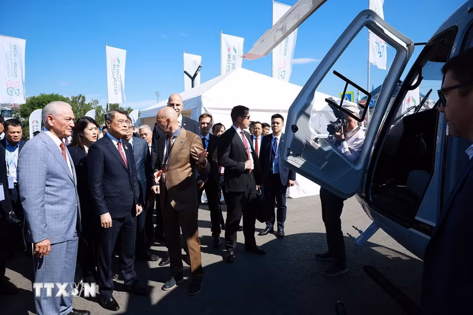 Thủ tướng Lê Minh Hưng tham quan Triển lãm tiềm năng kinh tế-xã hội Tatarstan. (Ảnh: Dương Giang/TTXVN)