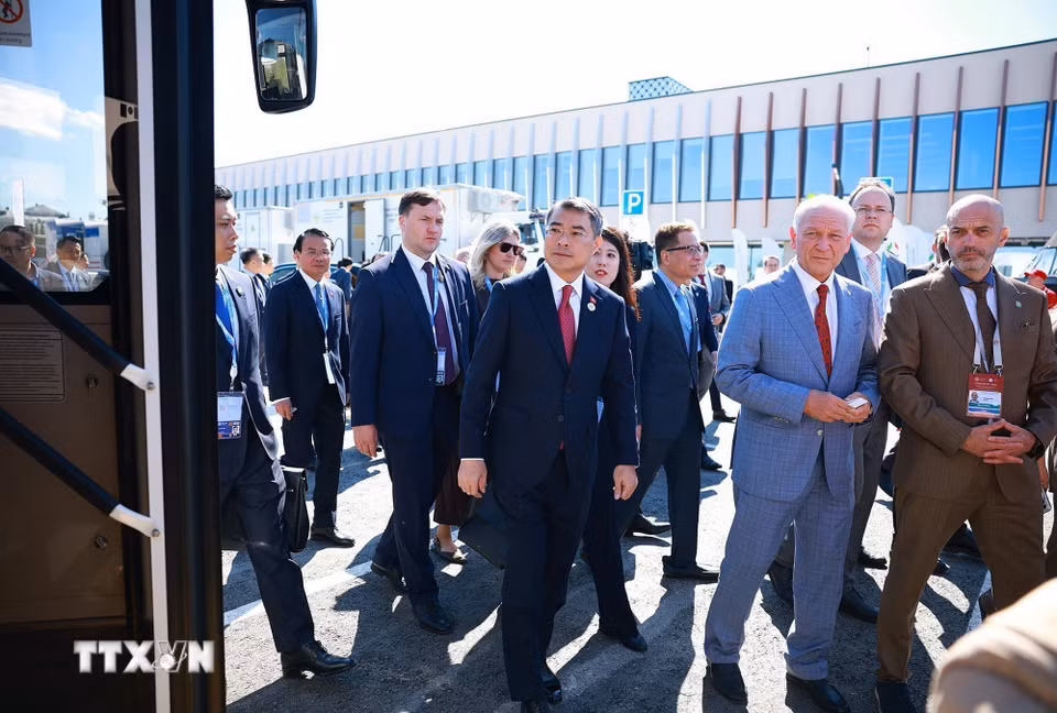 Thủ tướng Lê Minh Hưng tham quan Triển lãm tiềm năng kinh tế-xã hội Tatarstan. (Ảnh: Dương Giang/TTXVN)