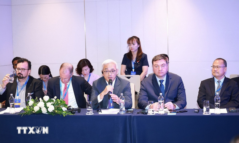 Đại diện lãnh đạo các doanh nghiệp quốc tế về lĩnh vực tài chính tham dự buổi tiếp. (Ảnh: Dương Giang/TTXVN)