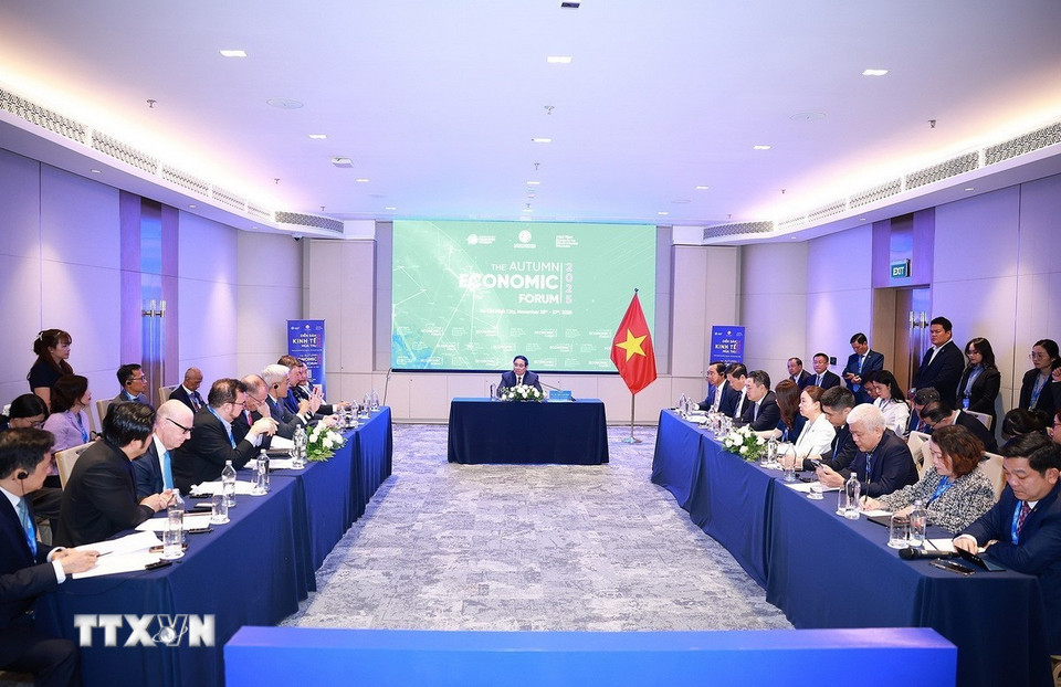 Thủ tướng Phạm Minh Chính tiếp các doanh nghiệp quốc tế về lĩnh vực tài chính. (Ảnh: Dương Giang/TTXVN)