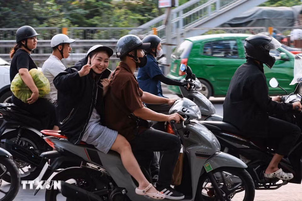 Nhiều người dân đang quay trở lại Hà Nội sau kỳ nghỉ lễ kéo dài 3 ngày. (Ảnh: Hoàng Hiếu/TTXVN)