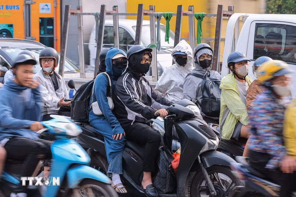 Người dân với hành lý, quà quê được chằng buộc cẩn thận di chuyển từ hướng Quốc lộ 1A hướng vào Thành phố Hà Nội. (Ảnh: Hoàng Hiếu/TTXVN)