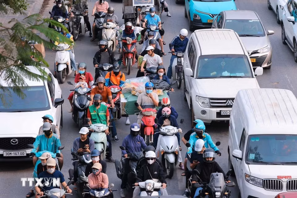 Lượng người và phương tiện tăng đột biến từ hướng phía Nam vào thành phố Hà Nội. (Ảnh: Hoàng Hiếu/TTXVN)