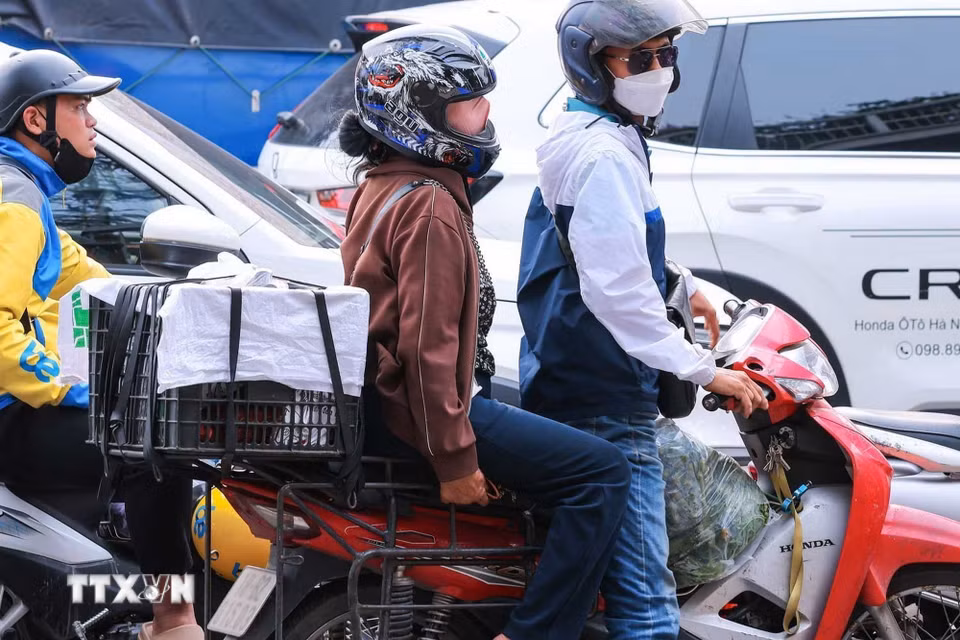 Người dân với hành lý, quà quê được chằng buộc cẩn thận. (Ảnh: Hoàng Hiếu/TTXVN)