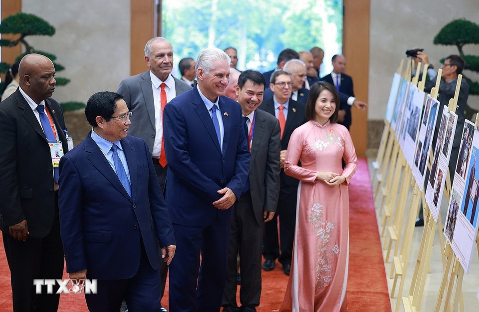 Thủ tướng Phạm Minh Chính và Bí thư thứ nhất, Chủ tịch Cuba Miguel Díaz-Canel Bermúdez tham quan trưng bày ảnh về quan hệ hợp tác giữa hai nước do TTXVN thực hiện. (Ảnh: Dương Giang/TTXVN)