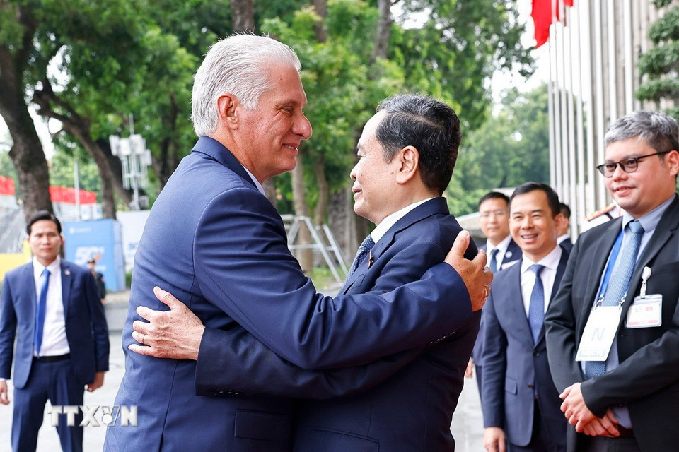 Chủ tịch Quốc hội Trần Thanh Mẫn đón Bí thư thứ nhất Ban Chấp hành Trung ương Đảng Cộng sản Cuba, Chủ tịch nước Cộng hòa Cuba Miguel Díaz-Canel Bermúdez. (Ảnh: Doãn Tấn/TTXVN)