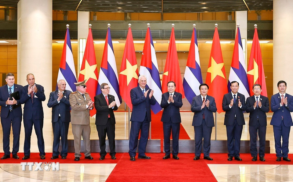 Chủ tịch Quốc hội Trần Thanh Mẫn và Bí thư thứ nhất Ban Chấp hành Trung ương Đảng Cộng sản Cuba, Chủ tịch nước Cộng hòa Cuba Miguel Díaz-Canel Bermúdez với đại biểu. (Ảnh: Doãn Tấn/TTXVN)