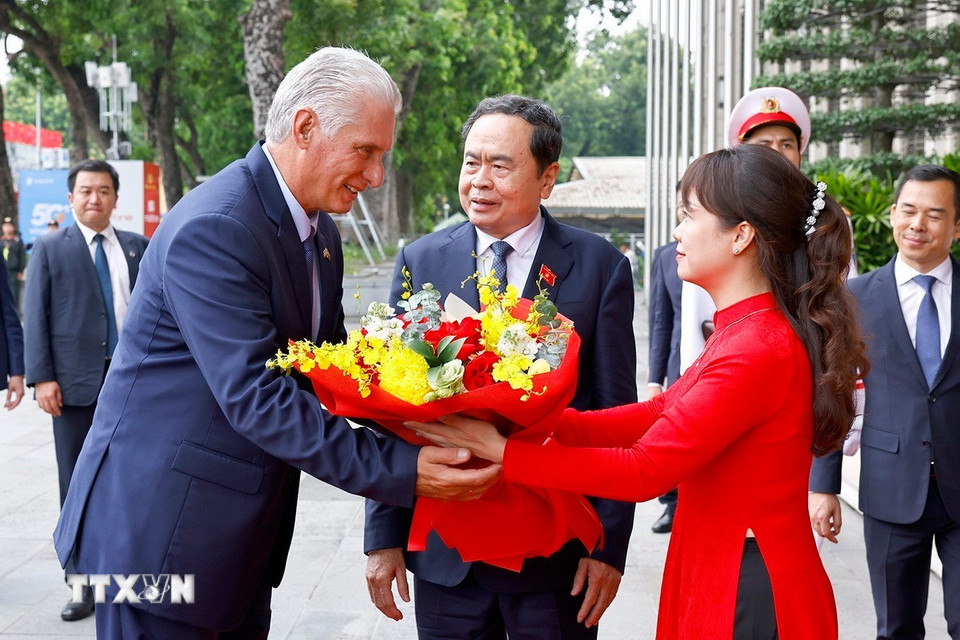 Chủ tịch Quốc hội Trần Thanh Mẫn đón Bí thư thứ nhất Ban Chấp hành Trung ương Đảng Cộng sản Cuba, Chủ tịch nước Cộng hòa Cuba Miguel Díaz-Canel Bermúdez. (Ảnh: Doãn Tấn/TTXVN)