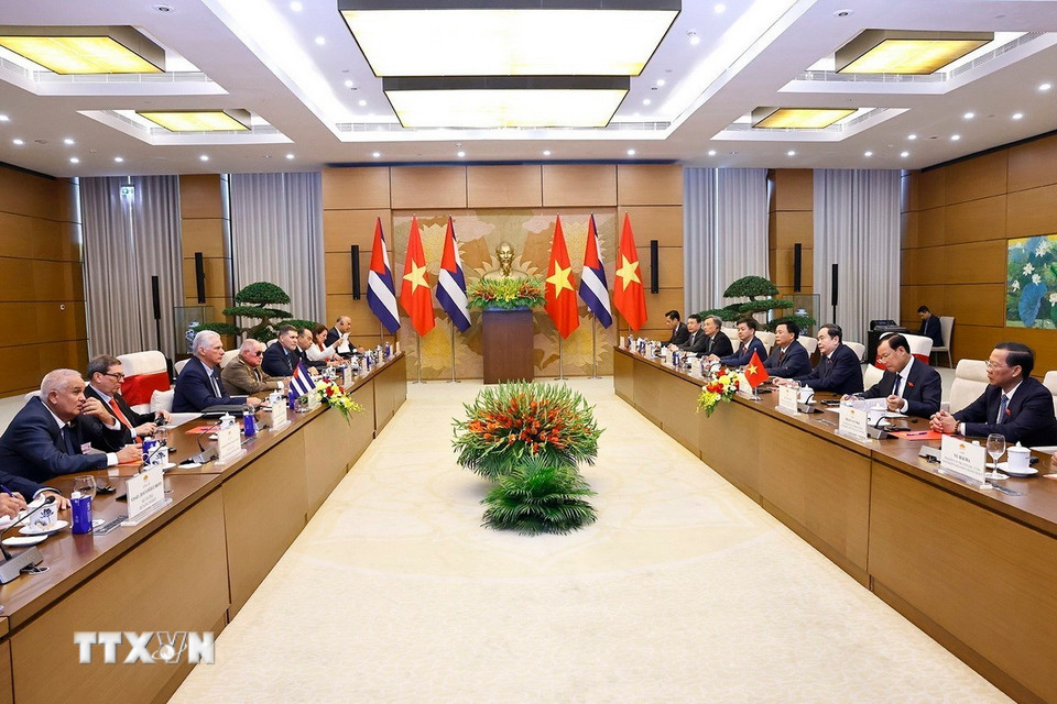 Chủ tịch Quốc hội Trần Thanh Mẫn hội kiến Bí thư thứ Nhất Ban Chấp hành Trung ương Đảng Cộng sản Cuba, Chủ tịch nước Cộng hòa Cuba Miguel Díaz-Canel Bermúdez. (Ảnh: Doãn Tấn/TTXVN)