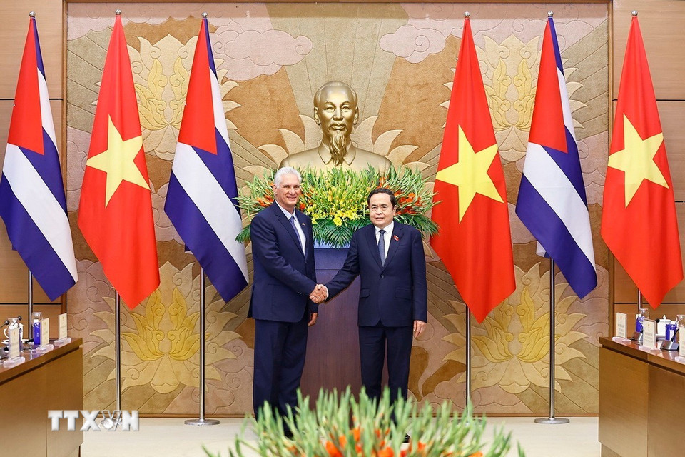 Chủ tịch Quốc hội Trần Thanh Mẫn đón Bí thư thứ nhất Ban Chấp hành Trung ương Đảng Cộng sản Cuba, Chủ tịch nước Cộng hòa Cuba Miguel Díaz-Canel Bermúdez. (Ảnh: Doãn Tấn/TTXVN)