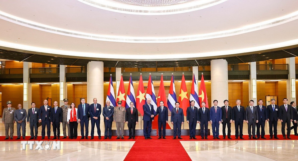 Chủ tịch Quốc hội Trần Thanh Mẫn và Bí thư thứ nhất Ban Chấp hành Trung ương Đảng Cộng sản Cuba, Chủ tịch nước Cộng hòa Cuba Miguel Díaz-Canel Bermúdez với đại biểu. (Ảnh: Doãn Tấn/TTXVN)