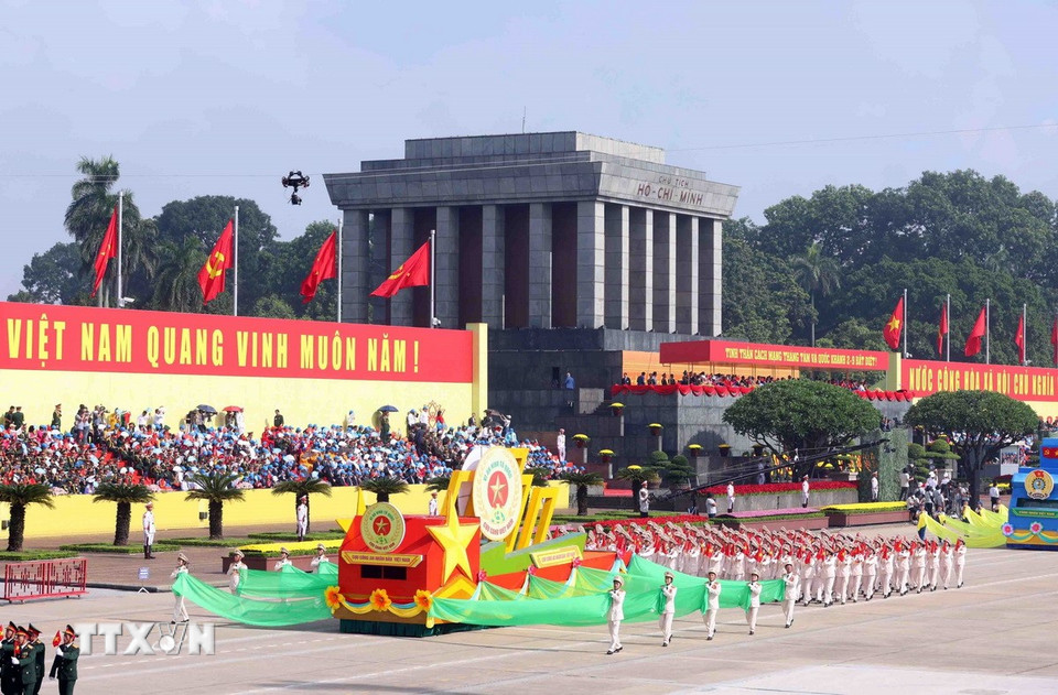 Khối Cựu Công an Nhân dân Việt Nam diễu qua Lễ đài. (Ảnh: Phạm Kiên/TTXVN)