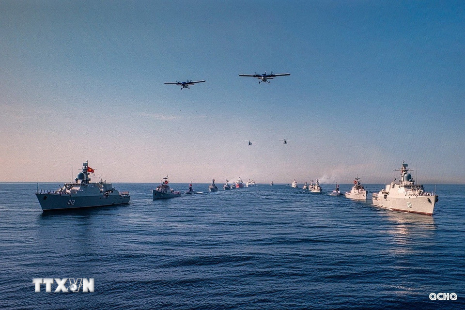 Tàu chỉ huy duyệt biên đội tàu và máy bay tham gia diễu binh trên biển. (Ảnh: Quân chủng Hải quân/TTXVN phát)