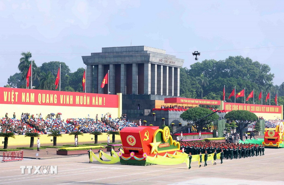 Khối Cựu chiến binh Việt Nam diễu qua Lễ đài. (Ảnh: Phạm Kiên/TTXVN)