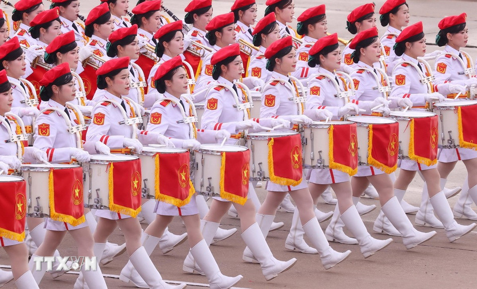 Khối nữ Quân nhạc. (Ảnh: Văn Điệp/TTXVN)