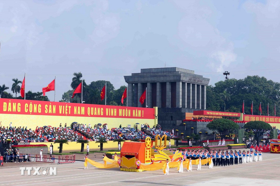 Khối Trí thức Việt Nam diễu qua Lễ đài. (Ảnh: Phạm Kiên/ TTXVN)