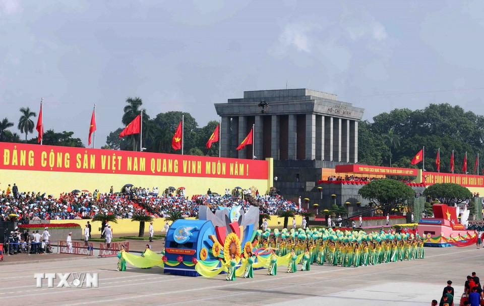 Khối Phụ nữ Việt Nam diễu qua Lễ đài. (Ảnh: Phạm Kiên/ TTXVN)