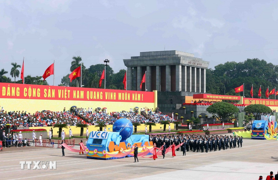 Khối Doanh nhân Việt Nam diễu qua Lễ đài. (Ảnh: Phạm Kiên/TTXVN)