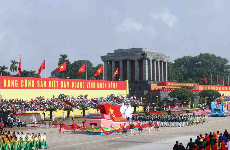 Khối Kiều bào Việt Nam diễu qua Lễ đài. (Ảnh: Phạm Kiên/ TTXVN)