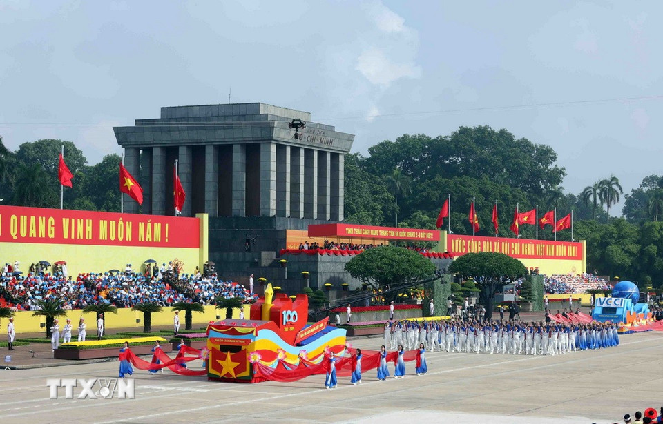 Khối Báo chí cách mạng Việt Nam diễu qua Lễ đài. (Ảnh: Phạm Kiên/TTXVN)