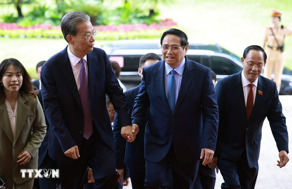 Thủ tướng Phạm Minh Chính đón Ủy viên trưởng Nhân đại toàn quốc Trung Quốc Triệu Lạc Tế. (Ảnh: Dương Giang/TTXVN)