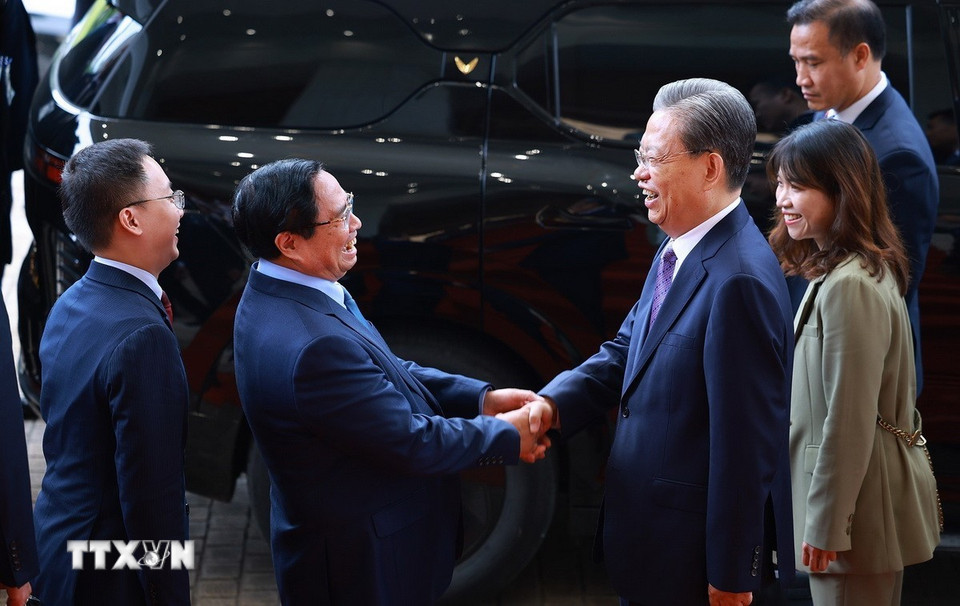 Thủ tướng Phạm Minh Chính đón Ủy viên trưởng Nhân đại toàn quốc Trung Quốc Triệu Lạc Tế. (Ảnh: Dương Giang/TTXVN)