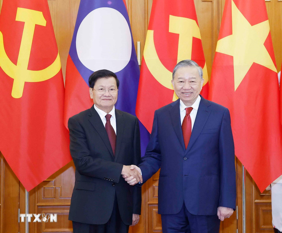 Tổng Bí thư Tô Lâm và Tổng Bí thư, Chủ tịch nước Lào Thongloun Sisoulith chụp ảnh chung trước hội đàm. (Ảnh: Thống Nhất/TTXVN)