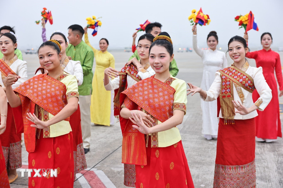 Lễ đón Tổng Bí thư Ban Chấp hành Trung ương Đảng Nhân dân cách mạng Lào, Chủ tịch nước Cộng hòa Dân chủ Nhân dân Lào Thongloun Sisoulith và Phu nhân tại sân bay Quốc tế Nội Bài. (Ảnh: Minh Đức/TTXVN)