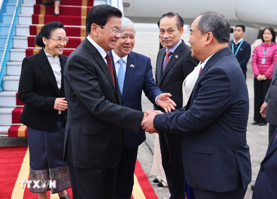 Lễ đón Tổng Bí thư Ban Chấp hành Trung ương Đảng Nhân dân cách mạng Lào, Chủ tịch nước Cộng hòa Dân chủ Nhân dân Lào Thongloun Sisoulith và Phu nhân tại sân bay Quốc tế Nội Bài. (Ảnh: Minh Đức/TTXVN)
