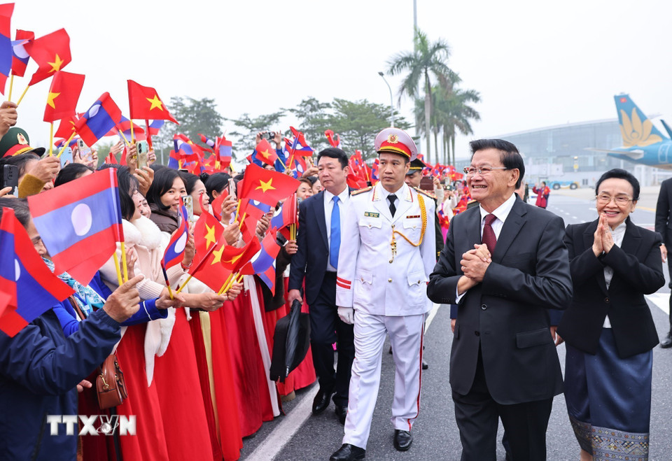 Lễ đón Tổng Bí thư Ban Chấp hành Trung ương Đảng Nhân dân cách mạng Lào, Chủ tịch nước Cộng hòa Dân chủ Nhân dân Lào Thongloun Sisoulith và Phu nhân tại sân bay Quốc tế Nội Bài. (Ảnh: Minh Đức/TTXVN)