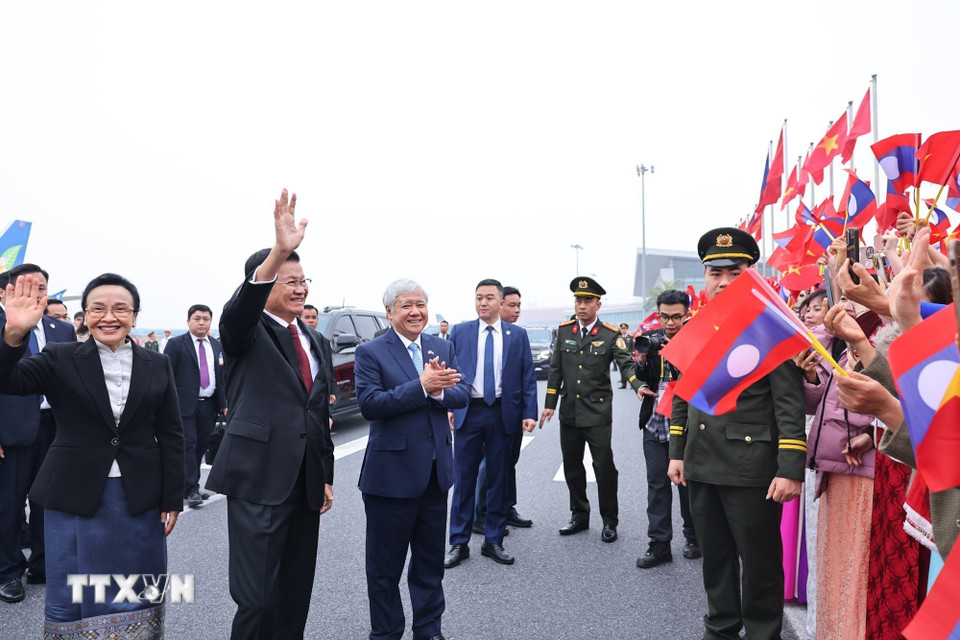 Phó Chủ tịch Thường trực Quốc hội Đỗ Văn Chiến đón Tổng Bí thư Ban Chấp hành Trung ương Đảng Nhân dân cách mạng Lào, Chủ tịch nước Cộng hòa Dân chủ Nhân dân Lào Thongloun Sisoulith tại sân bay Quốc tế Nội Bài. (Ảnh: Minh Đức/TTXVN)