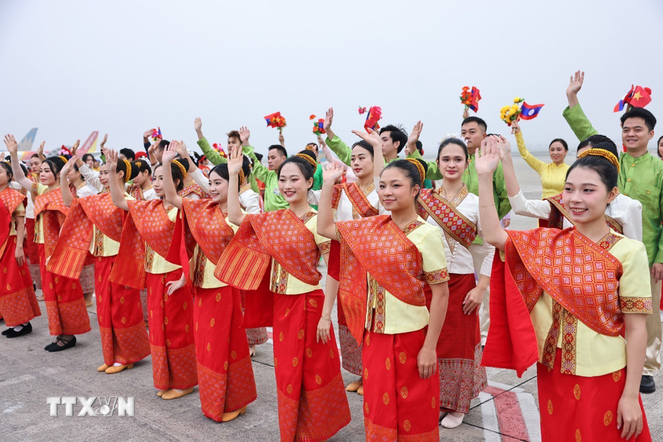Lễ đón Tổng Bí thư Ban Chấp hành Trung ương Đảng Nhân dân cách mạng Lào, Chủ tịch nước Cộng hòa Dân chủ Nhân dân Lào Thongloun Sisoulith và Phu nhân tại sân bay Quốc tế Nội Bài. (Ảnh: Minh Đức/TTXVN)