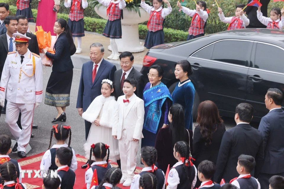 Tổng Bí thư Tô Lâm và Phu nhân đón Tổng Bí thư, Chủ tịch nước Lào Thongloun Sisoulith và Phu nhân. (Ảnh: Lâm Khánh/TTXVN)