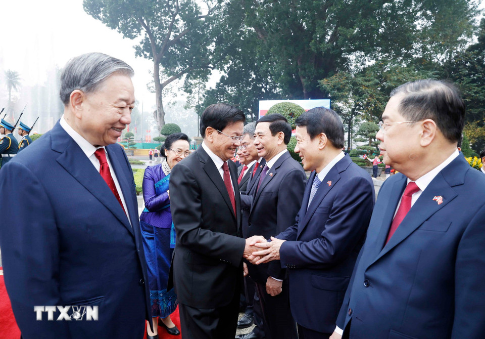 Tổng Bí thư Tô Lâm giới thiệu thành viên đoàn Việt Nam với Tổng Bí thư, Chủ tịch nước Lào Thongloun Sisoulith. (Ảnh: Thống Nhất/TTXVN)