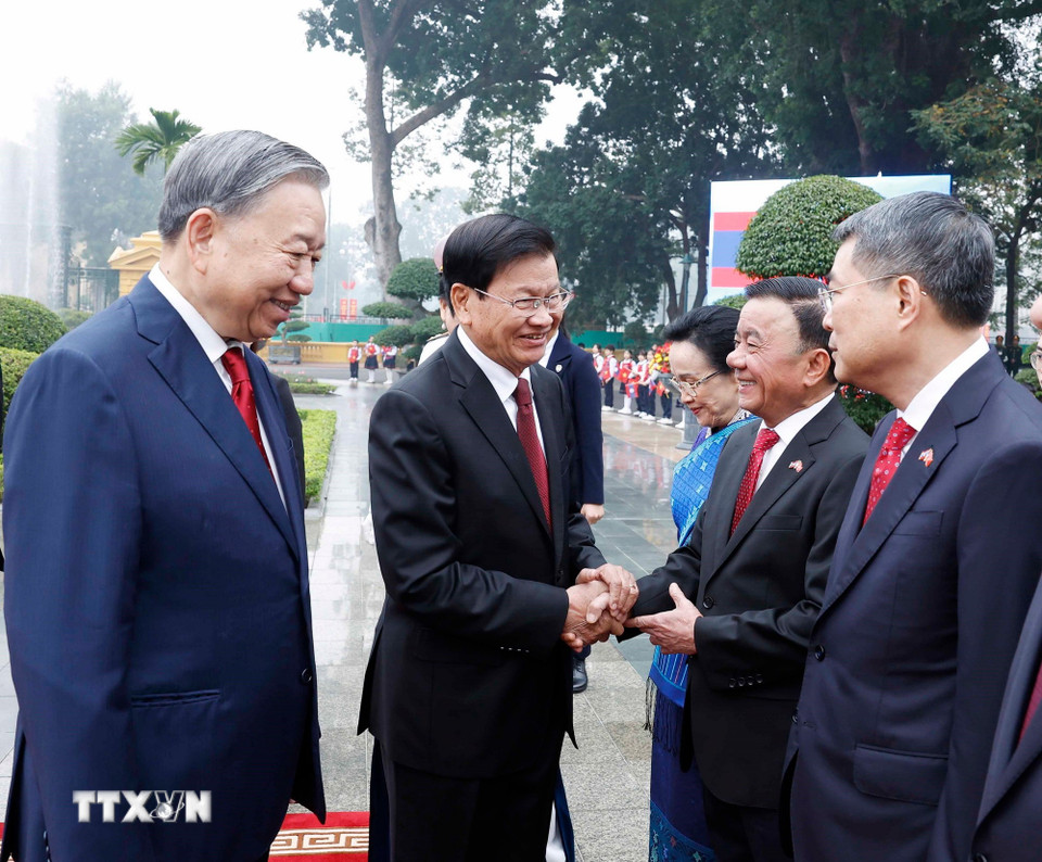 Tổng Bí thư Tô Lâm giới thiệu thành viên đoàn Việt Nam với Tổng Bí thư, Chủ tịch nước Lào Thongloun Sisoulith. (Ảnh: Thống Nhất/TTXVN)