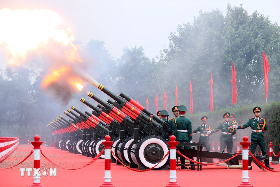Nghi thức bắn 21 loạt đại bác chào mừng Tổng Bí thư, Chủ tịch nước Lào Thongloun Sisoulith và Phu nhân thăm cấp Nhà nước tới Việt Nam. (Ảnh: An Đăng/TTXVN)