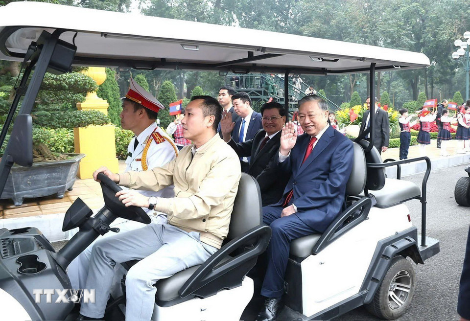 Sau lễ đón, Tổng Bí thư Tô Lâm và Tổng Bí thư, Chủ tịch nước Lào Thongloun Sisoulith di chuyển sang Văn phòng Trung ương Đảng để tiến hành hội đàm. (Ảnh: Lâm Khánh/TTXVN)