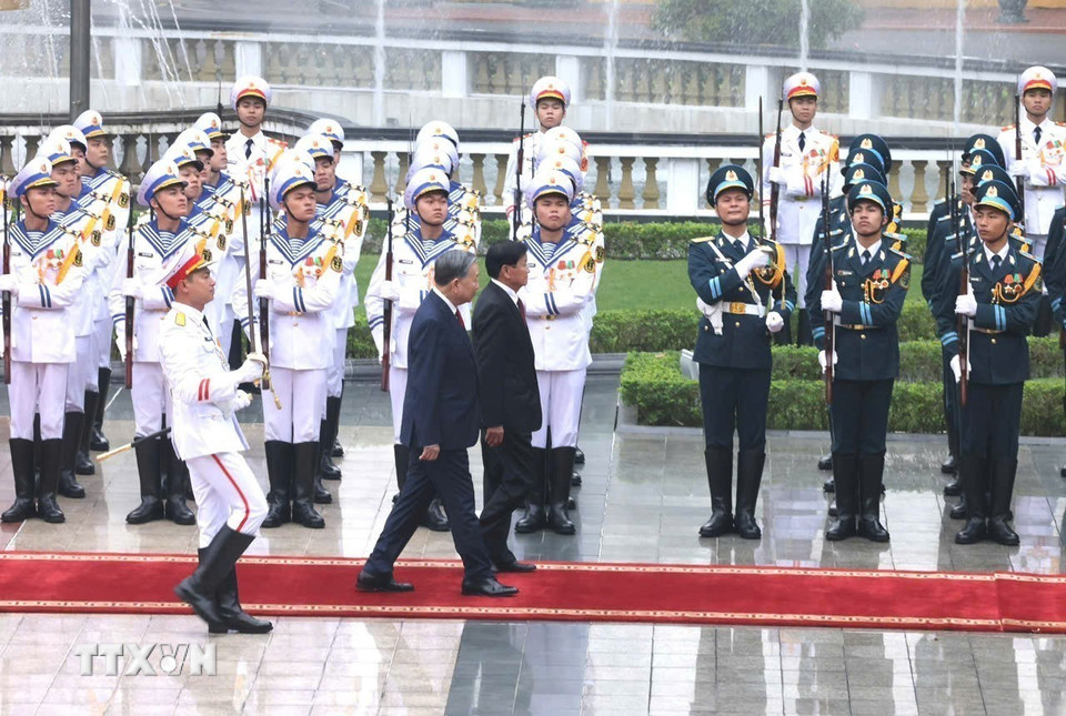 Tổng Bí thư Tô Lâm và Tổng Bí thư, Chủ tịch nước Lào Thongloun Sisoulith duyệt Đội danh dự Quân đội nhân dân Việt Nam. (Ảnh: Thống Nhất/TTXVN)