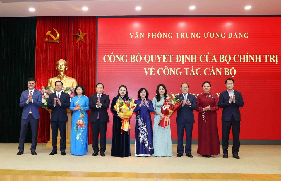 Lãnh đạo Ủy ban Trung ương Mặt trận Tổ quốc Việt Nam chúc mừng đồng chí Nguyễn Thị Thu Hà. (Ảnh: Phương Hoa/TTXVN)