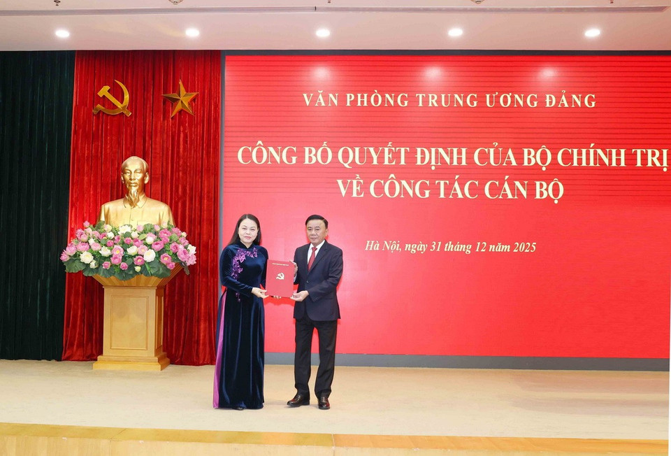 Thường trực Ban Bí thư Trần Cẩm Tú trao Quyết định của Bộ Chính trị cho đồng chí Nguyễn Thị Thu Hà giữ chức Phó Chánh Văn phòng Thường trực Văn phòng Trung ương Đảng. (Ảnh: Phương Hoa/TTXVN)