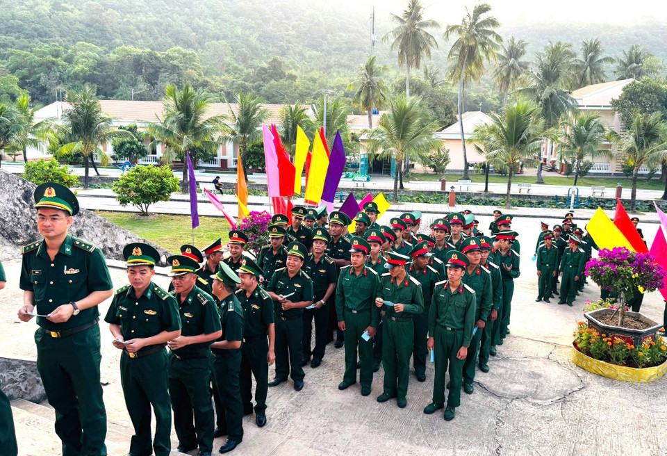 Cán bộ, chiến sỹ các lực lượng vũ trang làm nhiệm vụ tại đặc khu Thổ Châu tham gia bầu cử. (Ảnh: Văn Sĩ/TTXVN)