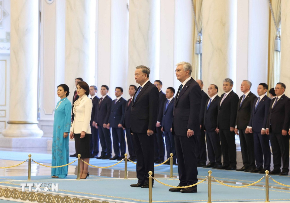 Tổng thống Kazakhstan Kassym-Jomart Tokayev chủ trì lễ đón chính thức Tổng Bí thư Tô Lâm và Phu nhân. (Ảnh: Thống Nhất/TTXVN)