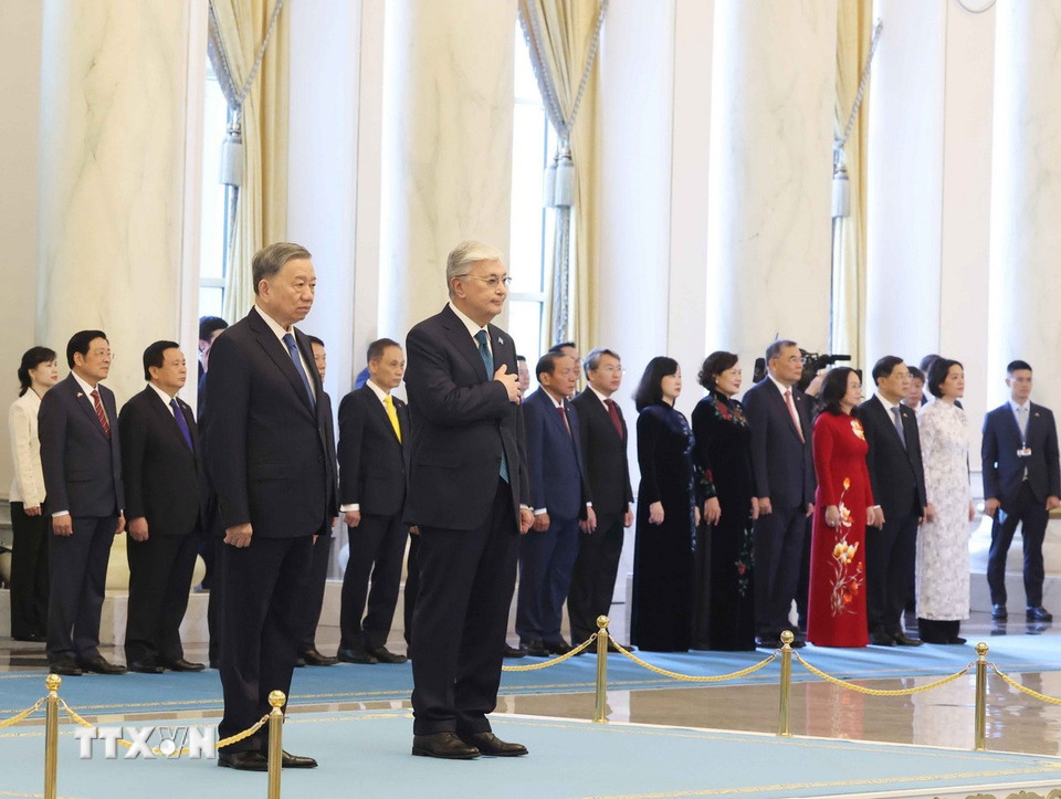 Tổng Bí thư Tô Lâm và Tổng thống Kazakhstan Kassym-Jomart Tokayev nghe quân nhạc cử Quốc thiều hai nước tại lễ đón. (Ảnh: Thống Nhất/ TTXVN)