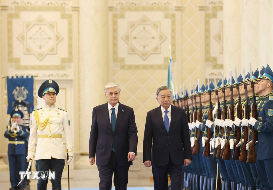 Tổng Bí thư Tô Lâm và Tổng thống Kazakhstan Kassym-Jomart Tokayev duyệt Đội danh dự tại Lễ đón. (Ảnh: Thống Nhất/TTXVN)