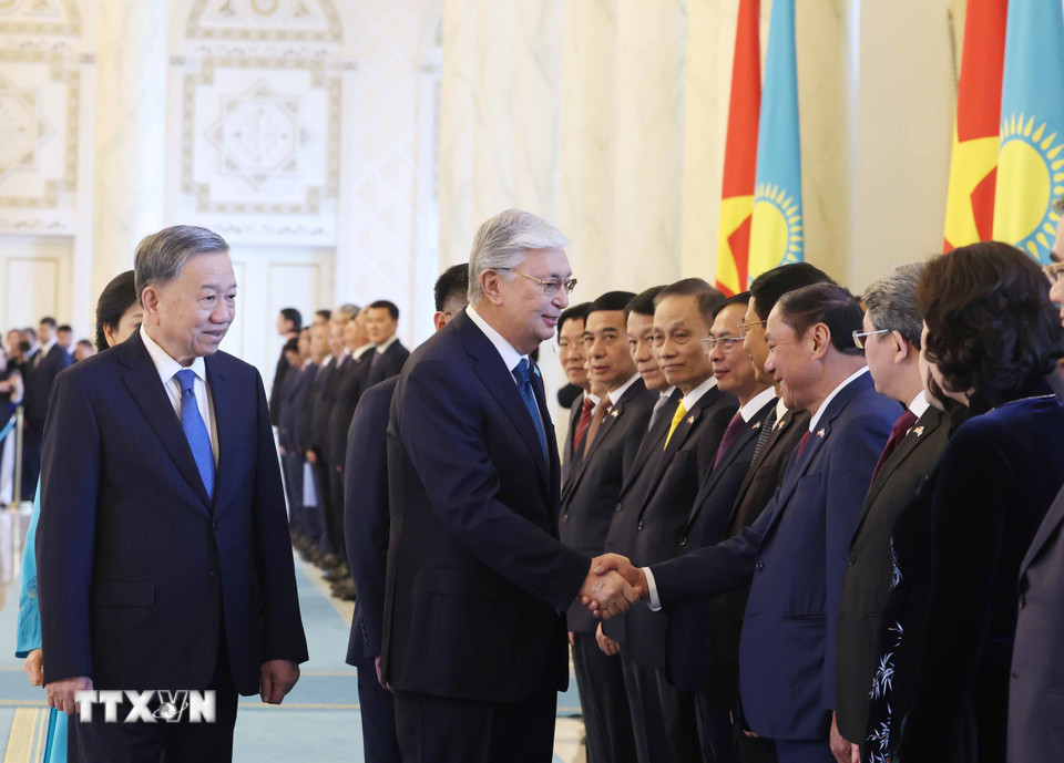 Tổng Bí thư Tô Lâm giới thiệu thành viên đoàn VIệt Nam với Tổng thống Kazakhstan Kassym-Jomart Tokayev. (Ảnh: Thống Nhất/TTXVN)